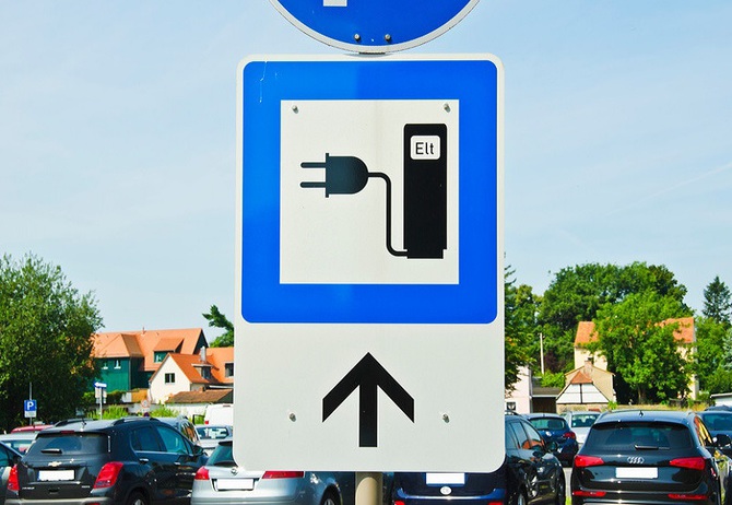 В России появятся дорожные знаки для электромобилей