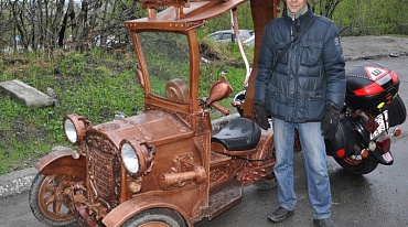 Русский умелец сделал деревянный трехколесный мотоцикл