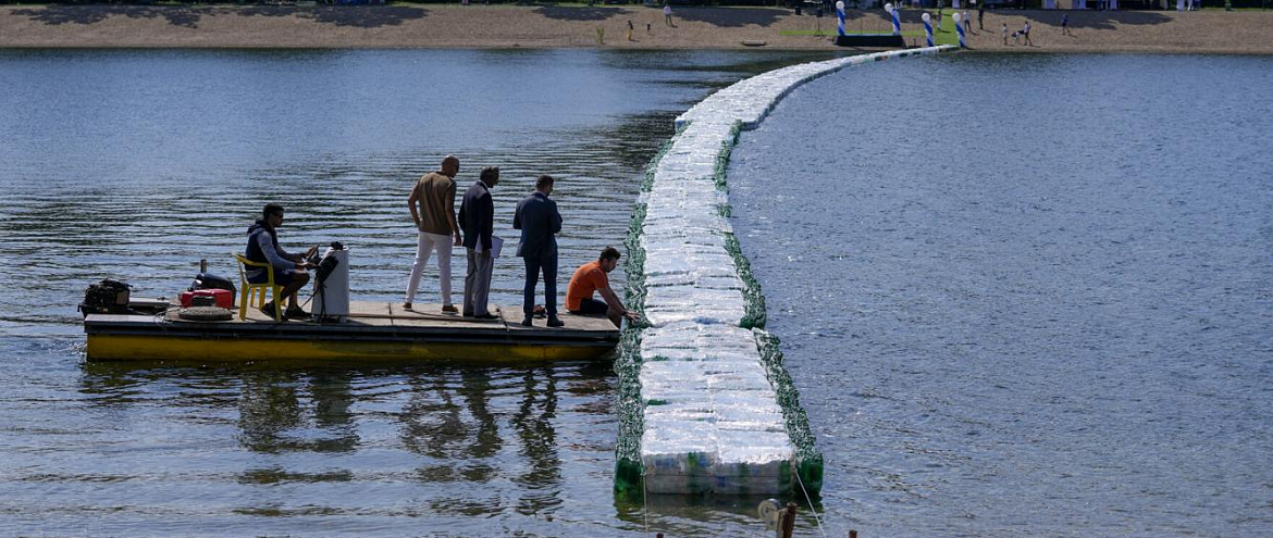 Экоактивисты из Сербии построили понтонный мост из пластика