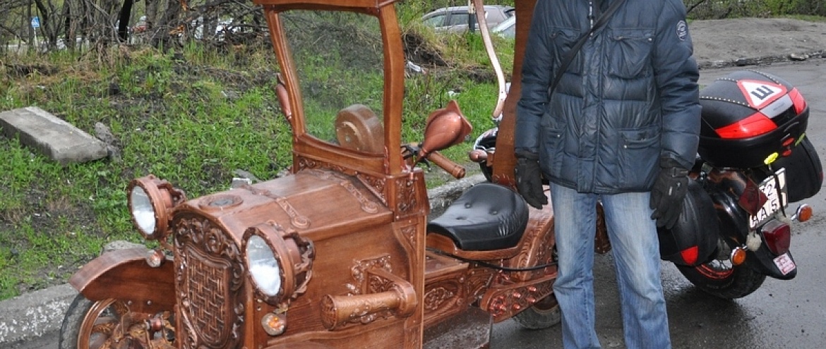 Русский умелец сделал деревянный трехколесный мотоцикл