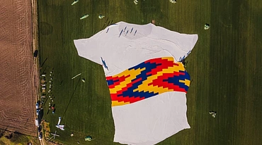 В Румынии создали футболку из 500 000 переработанных бутылок